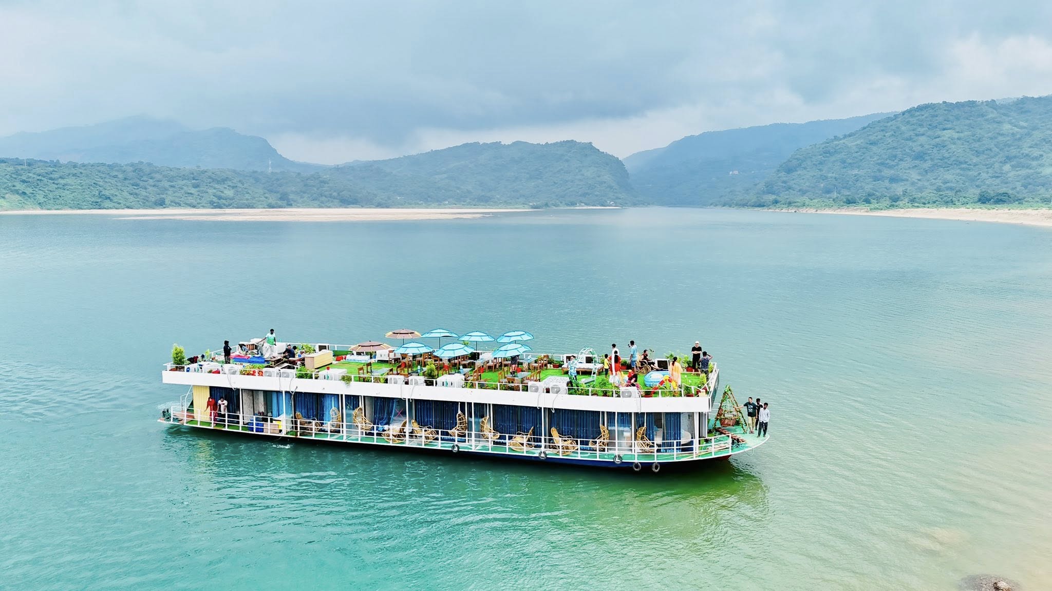 টাঙ্গুয়ার হাওরে আধুনিক মানের হাউজ বোট